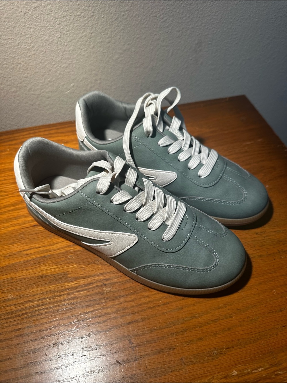 Dolce Vita green women’s sneakers sz 6.5